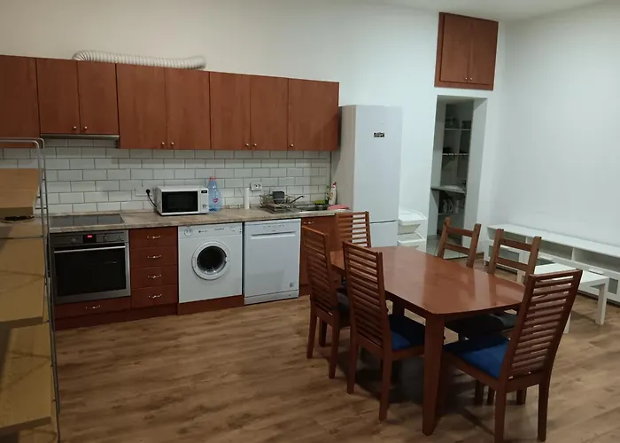 Big Cozy - Skyfall Apartment 3 Bdrm 6 Beds 1&Half Baths